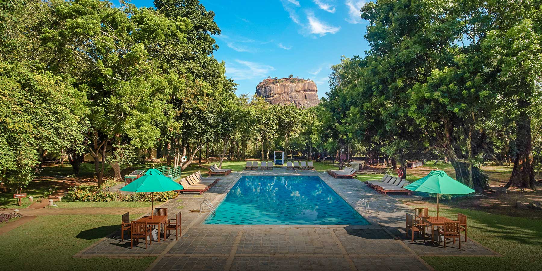 hotel-with-gard-1800x900-1